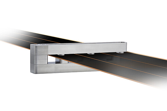 Two-sided thickness measurement with capacitive displacement sensors