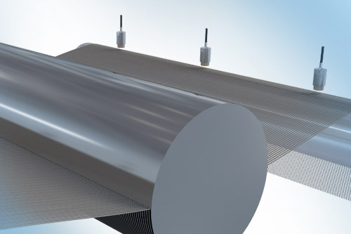 Monitoring the deflection of wire saws