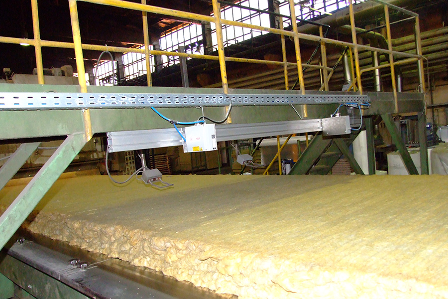 Thickness measurement of mineral wool